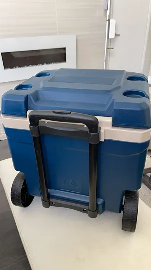 Igloo MaxCold Latitude Roller Cooler, 62QT, 58L